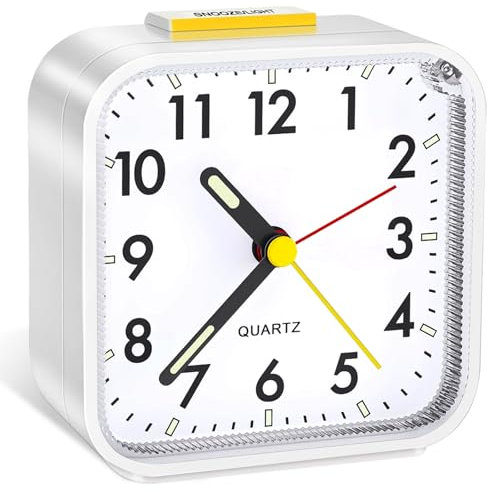 BrsInse Wecker Analog, Nachtlicht Wecker Analog Ohne Ticken, Schlummerfunktion Wecker Laut für Tiefschläfer, Leuchtziffern Tragbarer Wecker, Klein Reisewecker für Schlafzimmer Home Büro (Weiß)