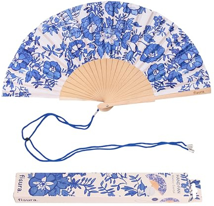 Fisura – Abanico original con estampado flores azules. Abanico de madera moderno y colorido. Ventilador de mano azul y blanco. Colgador incluido. Medidas: 42,5 x 23 cm