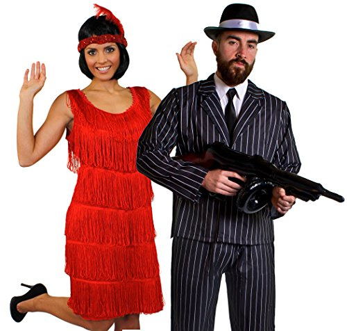 Déguisement accessoires pour couple de gangster adulte avec une robe Charleston, un bandeau, un collier de fausses perles + un costume à rayures, une mitrailleuse Thompson gonflable, un chapeau de 58cm tour de tête. Idéal pour les enterrements de vie de garçon et de jeune fille ou les spectacles de danses.