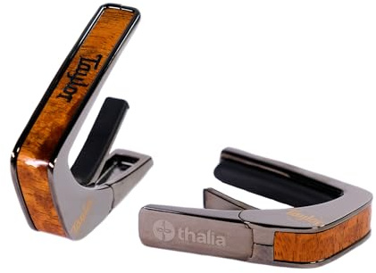 Taylor av THALIA Kapodaster med kromfinish, koa med svart Taylor-logotyp