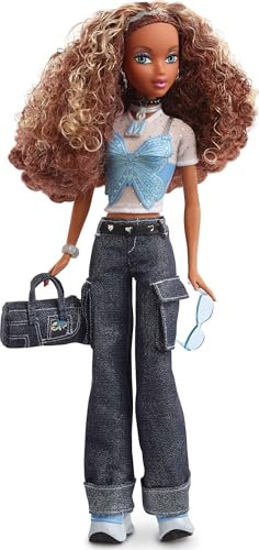 Barbie Signature My Scene Puppe und Accessoires, Madison im von der Jahrtausendwende inspirierten Outfit mit Schmetterlingsoberteil, Cargo-Jeans, Jeanstasche und Puppenständer, HYC18