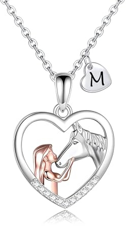 Kraven Collier Fille et Cheval pour Femme Fille Lettres Initiales Coeur Pendentif Collier Cadeaux de Amoureux des Chevaux et Fille Chaîne Bijoux (M)