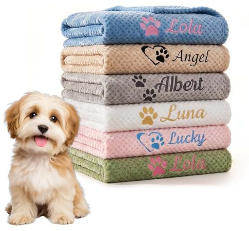 NGBEWU Couverture personnalisée pour Chien et Chat, modèle brodé avec nom et Empreinte de Patte. Confectionnée en Polaire de Corail et Polaire gaufrée Ultra Douce, Disponible en Plusieurs Tailles.