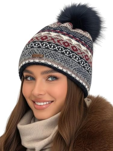 Baesics Wintermütze Navy Weinrot mit Muster Damen Herren – Gefütterte Bommelmütze mit Kunstfell Pompon, Strickmütze Beanie Stil, Made in EU, One Size, Warm & Elastisch mit Fleecefutter