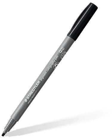 STAEDTLER Pennarelli per calligrafia, pigmento Arts, nero intenso, punta per calligrafia, 2,00 mm, inchiostro pigmentato, impermeabile, 10 pennarelli per lettering a mano in astuccio di cartone,