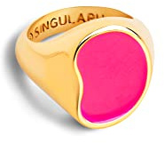 SINGULARU - Anillo Signet Bean Neon Pink Enamel. en Latón Grande con Acabado Baño de Oro de 18 Kt y Fucsia. Talla 18