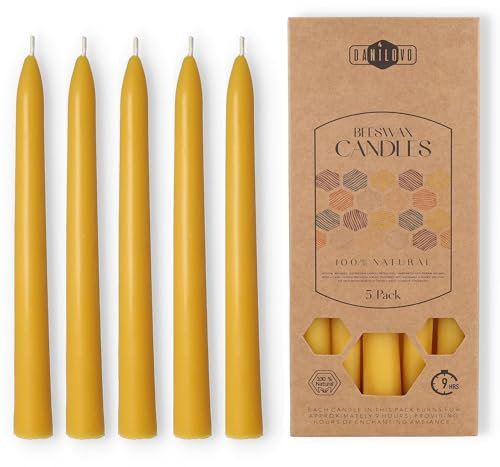Danilovo Stabkerzen Bienenwachskerzen 5 Stück – Natürliche, Nachhaltige, Lang Brennende Bienenwachskerze für Jeden Anlass & Kerzenständer - Honigduftende, Reine Bienenwachs Kerzen