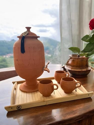 JARRE EN TERRE CUITE AVEC ROBINET : UNE MANIÈRE NATURELLE DE PURIFIER VOTRE EAU - ENSEMBLE COMPLET AVEC 3 TASSES ET UN PLATEAU EN BOIS INCLUS, CAPACITÉ DE 3+ ou - LITRES (Sans pienture)