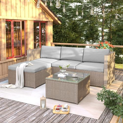 YuQozii Conjunto de sofá de polirratán, muebles de jardín, sofá esquinero, con cojín de asiento y respaldo, mesa de salón con tapa de cristal, color caqui