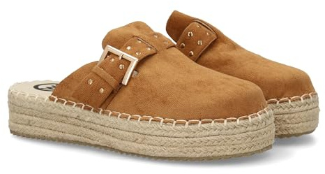 99028 Sandalias Tipo Zueco de Plataforma para Mujer, Diseno Cerrado en la Parte Delantera, Decorado con Tachuelas metalicas y Hebilla Ancha Ajustable. Suela Plana Comoda Ideal Verano. Camel Talla 39