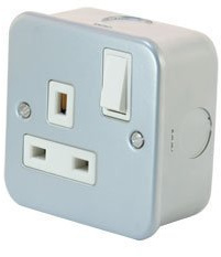 13 Amp Socket Outlet 1 Gang Switched SP in Metal Clad