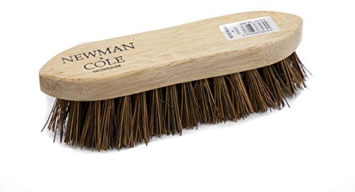 Brosse à récurer robuste avec manche en bois et poils durs naturels, idéale pour nettoyer les parquets, les planchers et les joints de carrelage