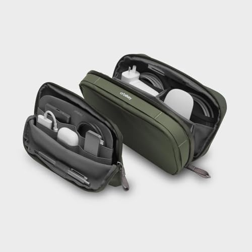 Olive Tech Pouch - Organizer a doppio scomparto con tasca da scrivania rimovibile, passacavi, accesso pieghevole, autoportante, realizzato con materiali riciclati e resistenti all'acqua