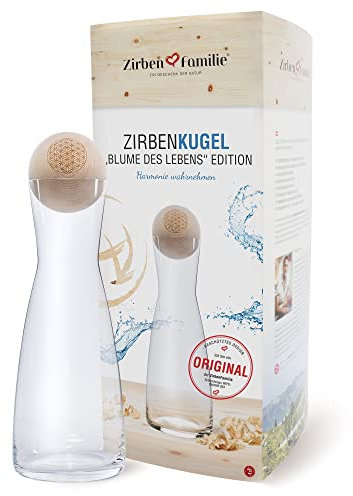 Zirben Familie® das Original ZirbenKugel Set Wasserkaraffe | Verleiht dem Wasser eine besondere Note | 1 Liter SPIEGELAU Karaffe aus Kristallglas mit Deckel aus ZirbenHolz | Blume des Lebens Edition