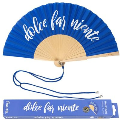 Fisura – Origineller Handfächer mit der Botschaft Dolce far niente. Moderner und humorvoller Holzfächer. Blau-weißer Fächer. Fächer mit Fächerhalter. Maße: 42,5 x 23 cm.