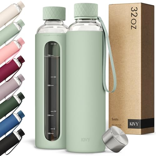KIVY Vattenflaska i glas med silikonhylsa 32 oz [med mått] – borsilikatglas vattenflaska skruvtopp – klara flaskor med mätmärkning – smal vattenflaska estetisk – salviagrön