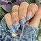 Auiremrti 24 Stück Blaue Blumen-Press-On-Nägel,Mittlere Mandelform Nägel,French Tip,Blaue Farbverlauf-Acrylnägel,Vollständige Abdeckung,Frühlings/Sommer-Kunstnägel