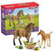 SCHLEICH Horse Club 42432 Sarahs Baby Pferde Set - Tierpflege Set mit Fohlen, Pferd und Welpe mit Zubehör Pferde Spielzeug Set für Jungen und Mädchen, Geschenk für Kinder ab 5 Jahren