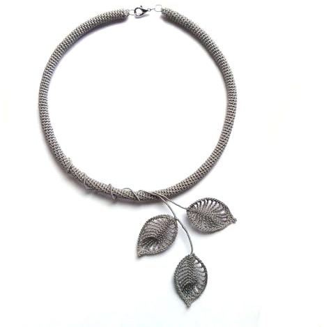 collier feuilles gris, ras-de-cou floral contemporain/minimaliste, collier textile/au crochet, artisanat italien, made in Italy