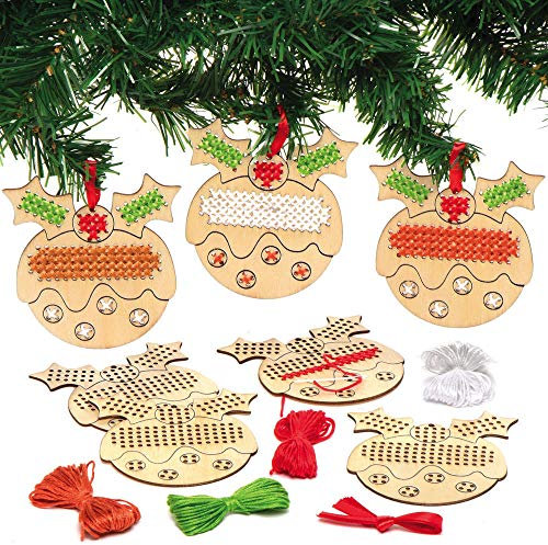 Baker Ross AX354 Kit Decorazione Dell’Albero In Legno A Punto Croce Pudding Di Natale - Confezione Da 5 Pezzi, Decorazioni Natalizie Per Bambini Da Realizzare Ed Esporre