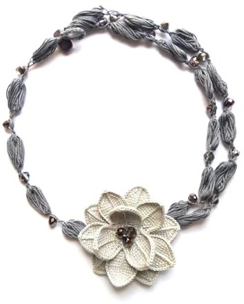 collana con fiore e perline, collana all'uncinetto