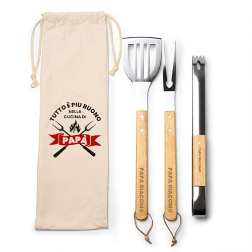 ''Tutto è più buono nella cucina di Papà'' Set Barbecue con Utensili in Legno e Acciaio Inox Idea Regalo per la Festa del papà Natale personalizzato con nome Intagliatore, pinza e spatola