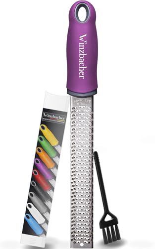 Winzbacher – Grattugia Zesteur Multifunzione | Per Parmigiano, Limone, Noce Moscata, Zenzero, Cioccolato, Aglio | Lama in Acciaio Inox Ultra Affilata | Lavabile in Lavastoviglie | Con Spazzola