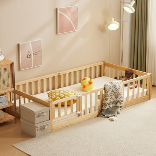 Montessori Lit d'enfant Lit au Sol 90x200 cm - Bois Massif avec Porte et Barrière Sécurisée - 12 Lattes Renforcées, Garde-Corps Intégré - pour Enfants et Bébés (Couleur Naturelle)