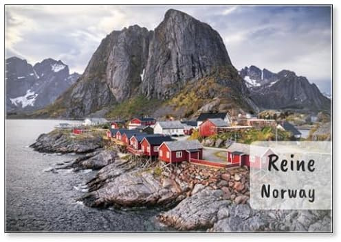 Tipiche case rosse a Reine, Lofoten, Norvegia, con vista sul lago e sulla montagna durante una chiara giornata di primavera con nuvole, magnete da frigorifero