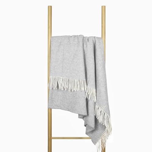 Nostra Andora Manta de Lana Merino y Cachemira – Suave, Transpirable y Ligera, Elegante para Sofá, Cama y Uso Exterior, Diseño Termorregulador con Flecos – Fabricada en Europa (Gris Claro)