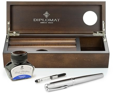 Diplomat Excellence A2 Guillochiert Chrom, Edelstahlfeder M, Füllhalter-Set mit Füllertinte im Tintenglas, Tintenkonverter und Stifteablage aus Holz - Wenge, Schreibset