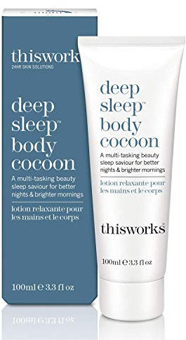 This Works Deep Sleep Body Cocoon, 100 ml - Körperlotion mit beruhigender Sheabutter zur Unterstützung trockener Haut - Angereichert mit ätherischen Ölen aus Lavendel und Kamille für erholsamen Schlaf