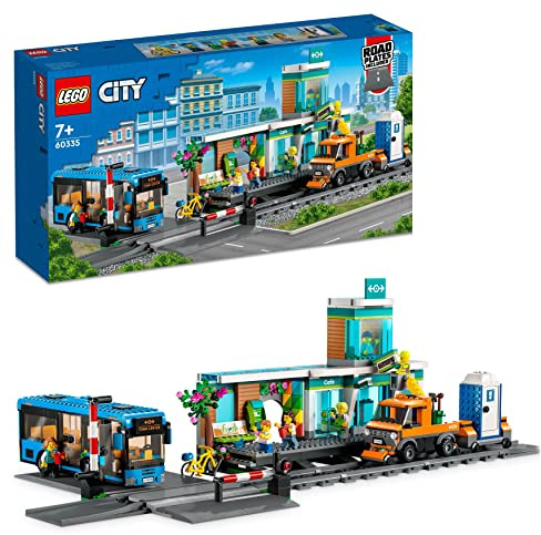 LEGO City Bahnhof, Spielzeug mit Schienen-LKW, Straßenplatte, Schienensegmenten, Spielzeugbus und Minifiguren, Geschenk für Kinder, Jungen und Mädchen, kombinierbar mit Anderen Sets 60335