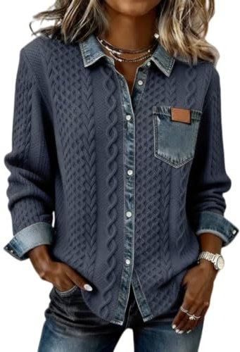Damkofta i denim med flätmönster och knappslå fram | En löst sittande kofta med knappar på framsidan, denimtrim och flätmönster – perfekt för hösten