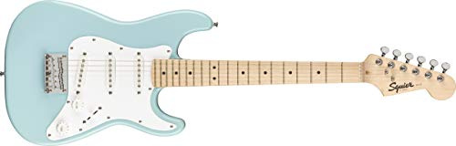 Pack de guitarra eléctrica Fender FSR Squier Electric Mini Stratocaster, color azul Daphne, ideal para principiantes. Incluye amplificador, cable, correa, púas y afinador de pinza.