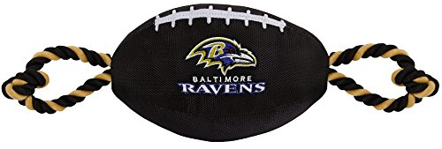 Pets First NFL Baltimore Ravens Fußball-Hundespielzeug, Robustes Nylon, hochwertige Materialien mit starken Zugseilen und Quietschelement, in NFL-Team-Farbe (BAL-3121)
