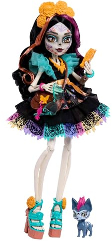 Monster High - Skelita Calaveras, bambola in coloratissimo abito in papel picado con cagnolina Candelita e 7 accessori inclusi tra cui blocco da disegno, snack e borsa Messenger, 4+ anni, JHK34