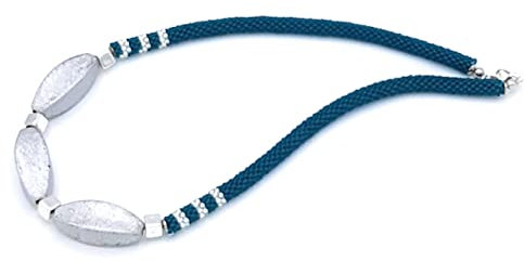 Grüne Häkelkette mit silberfarbenen Schmuck-Ellipsen