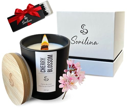 SORILINA Vela Aromática de Flor de Cerezo, Vela de Soja con Mecha de Madera - Vela Perfumada Grande con Tapa y Caja para Regalo - Larga Duración, 220gr 55h - Hecho a Mano en España