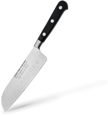 Cuchillo Santoku Profesional Simón PRO Forjado | Acero Forjado Español | Hoja Alveolada de 17,5 cm | Mango Ergonómico de Fibra Negra | Funda de Piel Marrón | Ideal para Verduras, Fiambres y Quesos