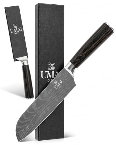 UMAI Cuchillo Santoku 18 cm (7) – Cuchillo de Cocina Japonés de Acero Inoxidable 7Cr17MoV con Patrón de Damasco – Mango Ergonómico de Madera Pakka, Hoja Alveolada – Incluye Funda Protectora