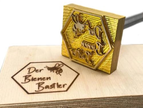 Dein Brandstempel extern beheizter Schriftzug im Motiv Biene & Wabe für Holz, Leder, Pappe - personalisiertes Brandeisen für Imker, individueller Brennstempel für Bienenbeuten in 70 x 60 mm