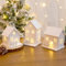 URMAGIC Lot de 3 maisons de village de Noël en bois éclairées avec neige, 12 x 7 cm, figurines blanches, décoration de bureau