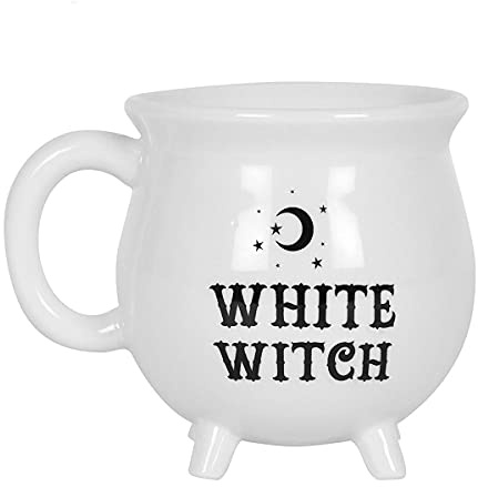 Weiße Tasse mit Hexenkessel-Design.