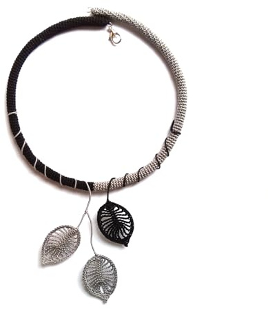 collana floreale, collana contemporanea foglie tessile/all'uncinetto, girocollo rigido grigio e nero, stile minimalista, artigianato italiano, made in Italy