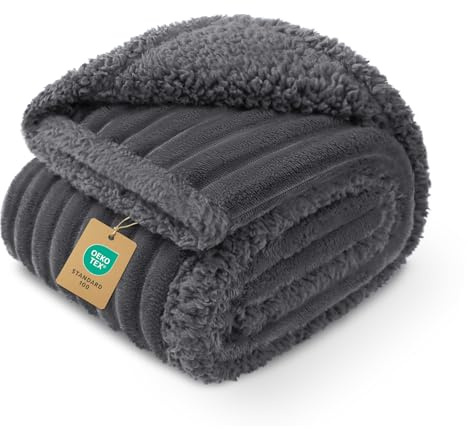 luciphia Coperta Impermeabile per Cani Lavabile,Coperte per Gatti Adatte a Gatti e Cani,Morbida Coperta in Pile Sherpa,la Coperta per Animali Domestici Protegge Letti e Divani,Grigio Scuro 71 * 102cm
