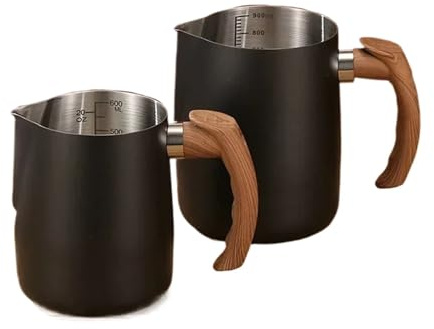Pichet Lait Pichet à mousser 600/900 ml avec graduation précise, poignée en bois, bec verseur anti-gouttes et tasse café acier inoxydable pour la Crème(900ML,Black)