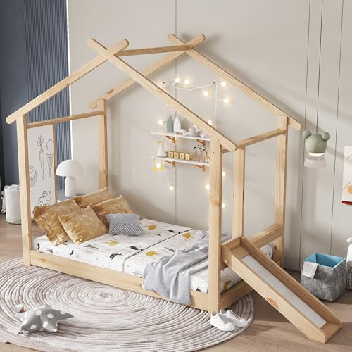 Generisk barnsäng med rutschkana och vit väggtavla – stabil enkelsäng (90 x 200 cm) i naturträ, takdesign och monteringsvänlig för lek och kreativitet