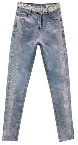 Jean slim femme taille haute denim bleu clair délavé décor strass brillants motif chevron pendentifs frangés jambe courte carotte chic sortie soirée concert festival tenue glamour cache rondeur