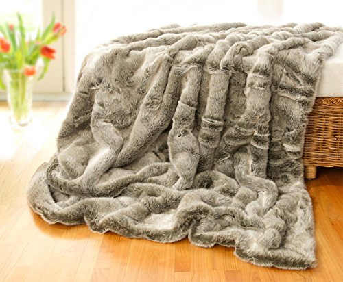 Wohnen & Accessoires Felldecke, Fellimitat 5 Größen, Webpelzdecke, Grauwolf mit grau-beigem Fell, Kuscheldecke, Tagesdecke oder Fellkissen (260 x 300 cm)